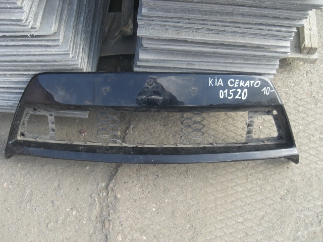Решетка в бампер центральная Kia Cerato 2 (TD) 2009-2013 на Kia Cerato 2 (TD)
