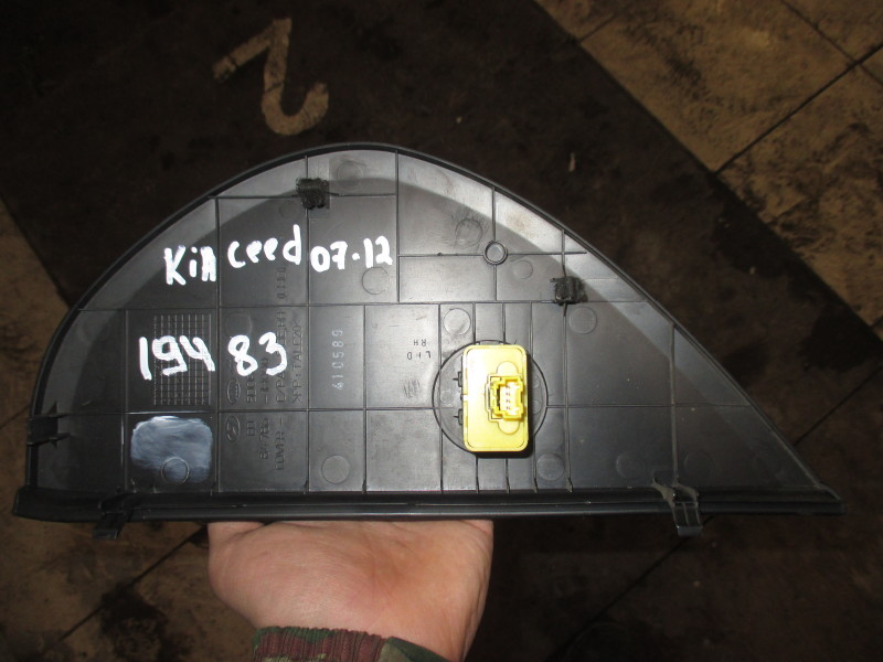 Накладка декоративная торцевая торпеды правая Kia Ceed (ED) 2006-2012  847861H000 на Kia Ceed (ED)
