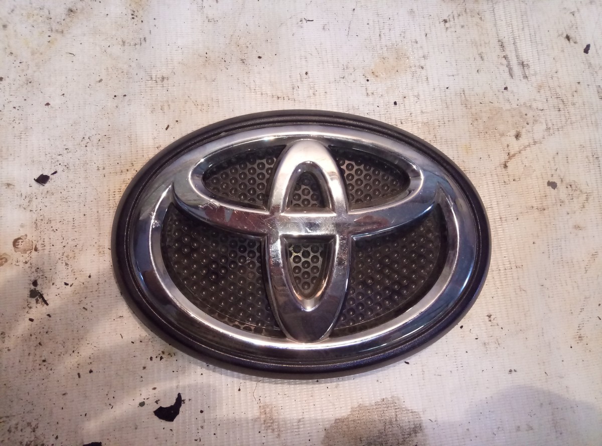 Эмблема на Toyota Land Cruiser Prado 150