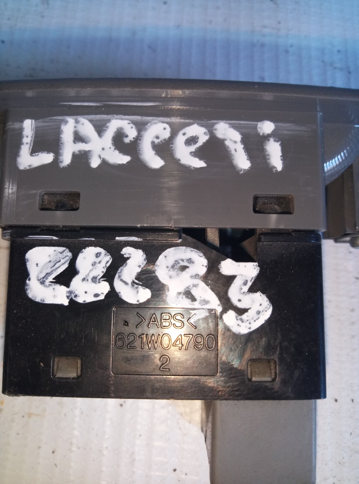 Кнопка стеклоподъемника Chevrolet Lacetti задняя правая    621W047902 на Chevrolet Lacetti 