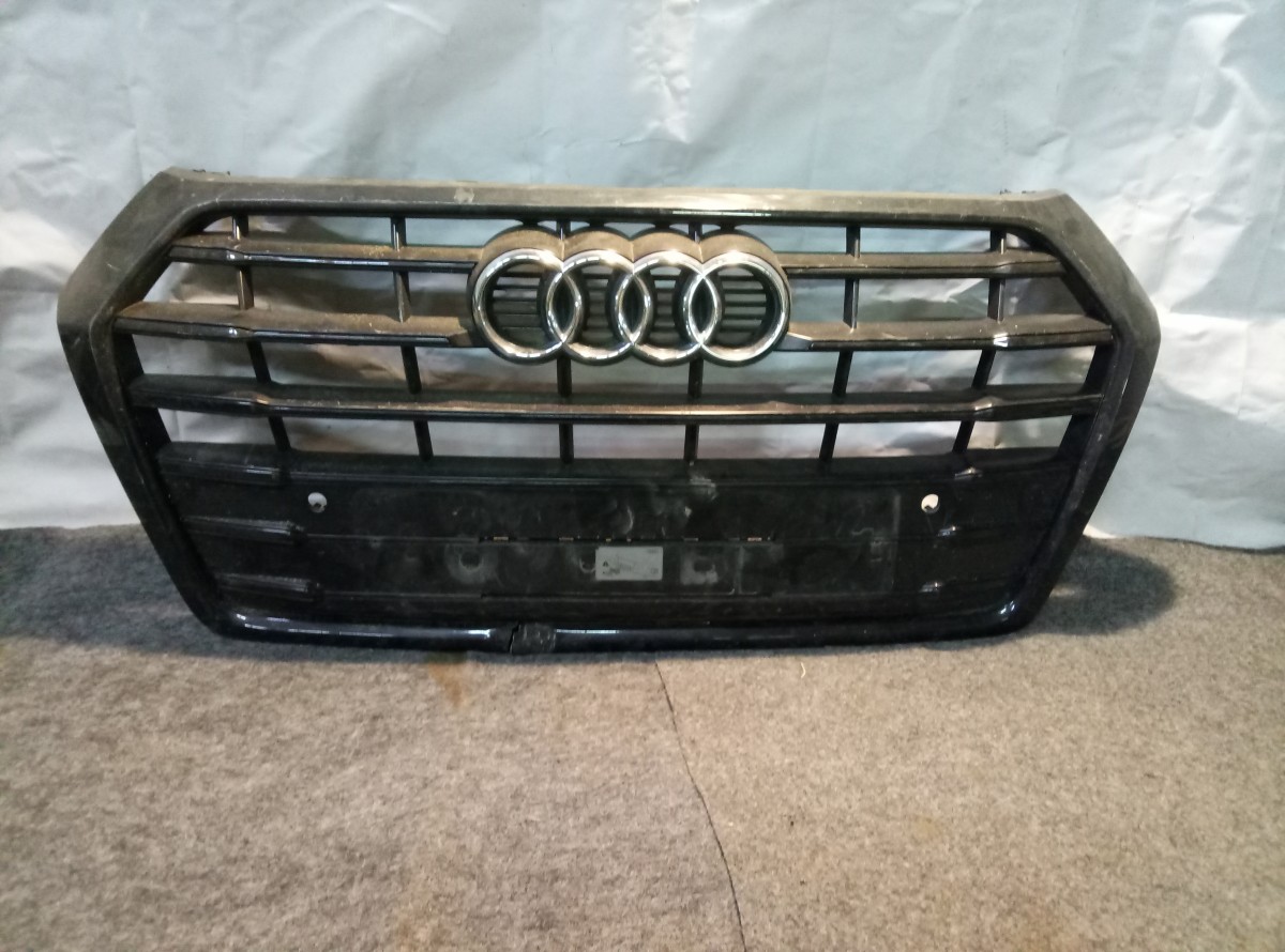 Решетка радиатора Audi Q5  на Audi Q5 8R