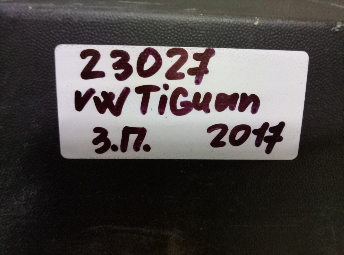 Накладка двери задней правой VW Tiguan  на Volkswagen Tiguan 