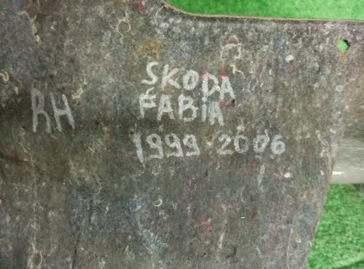 Обшивка багажника правая Skoda Fabia  на Skoda Fabia 