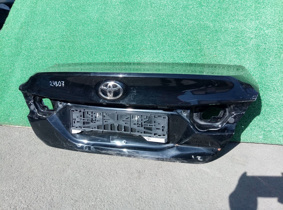 Крышка багажника на Toyota Camry V50