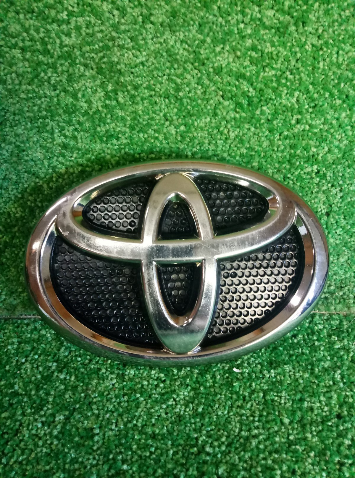 Эмблема на крышку багажника на Toyota Land Cruiser Prado 150