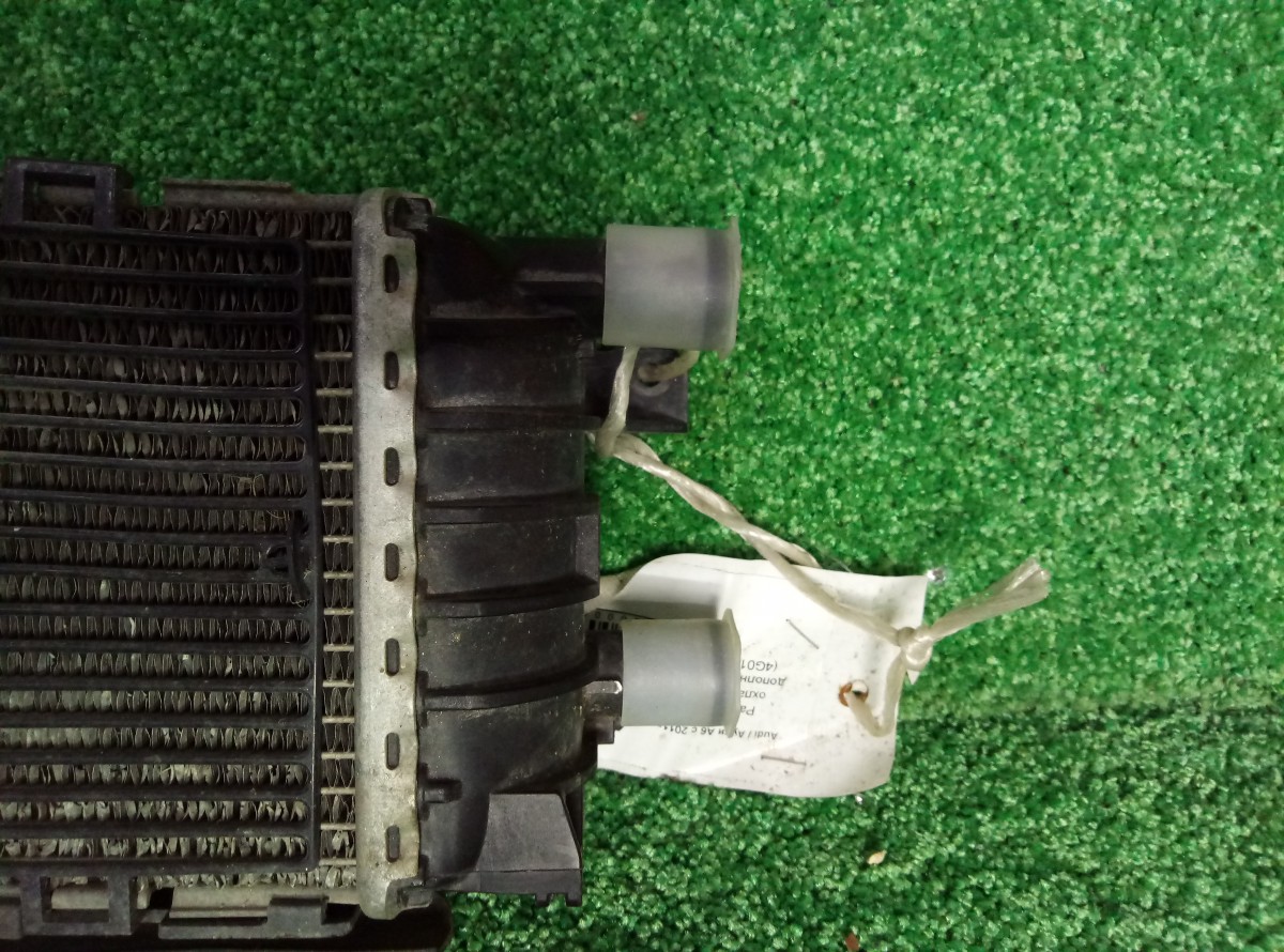 Радиатор охлаждения двигателя дополнительный Audi A6 C7   4G0145804D на Audi Q5 8R