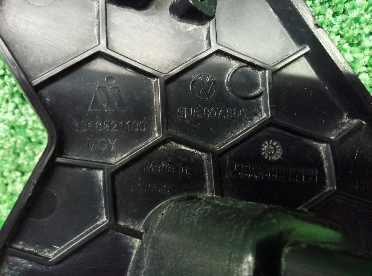 Кронштейн решетки радиатора правый Volkswagen Polo 6N5807986 на Volkswagen Polo V