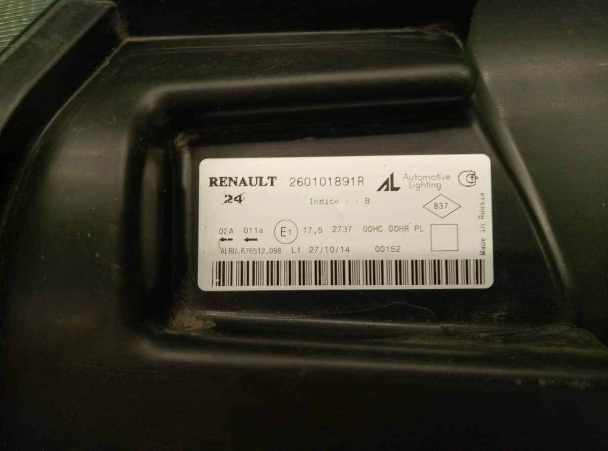 Фара правая Renault Duster 2010-2015 на зап.части 260101891 на Renault Duster 