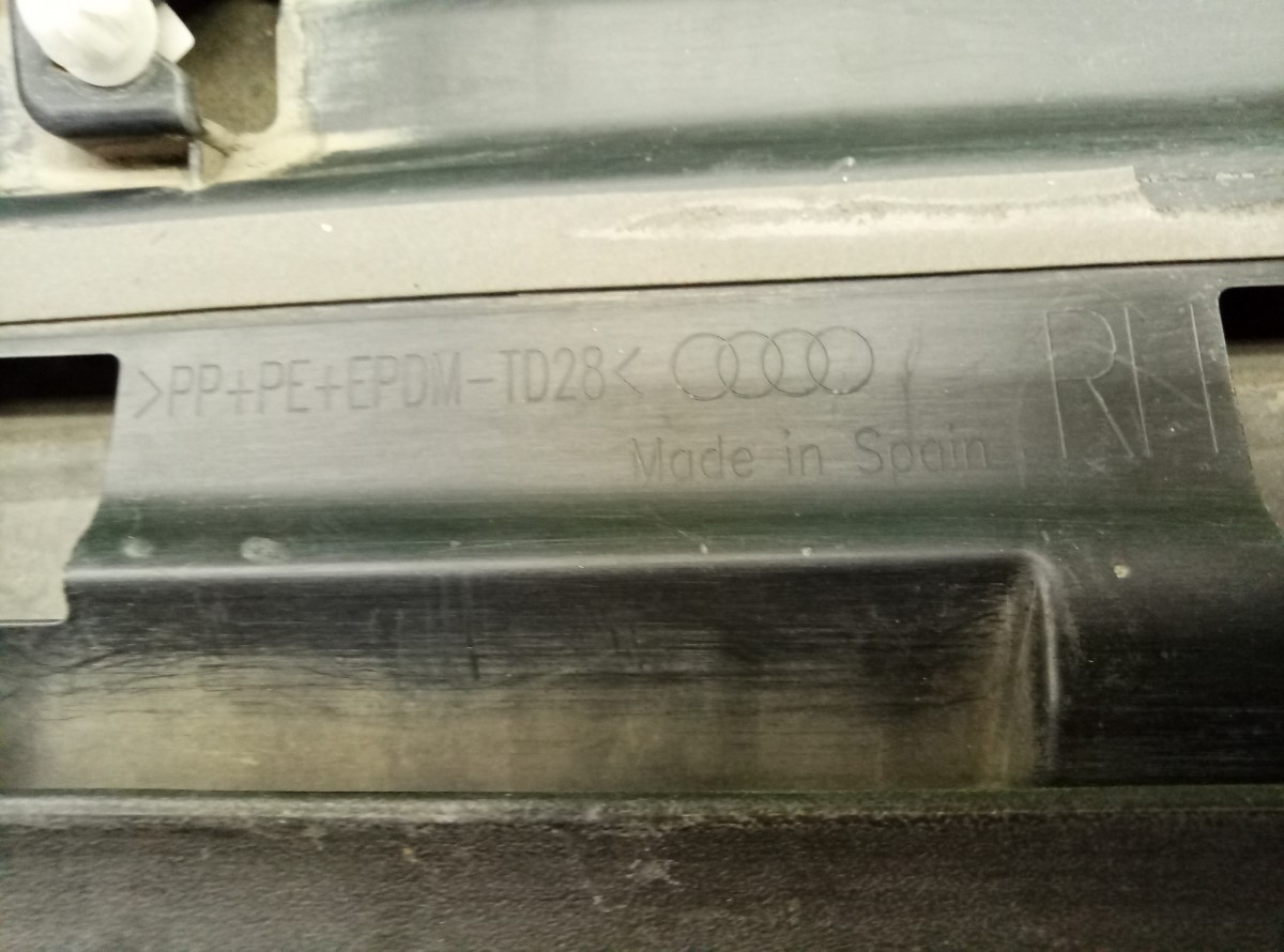 Накладка двери передней правой Audi Q3  2011-2014 8U0853960D  на Audi Q3 