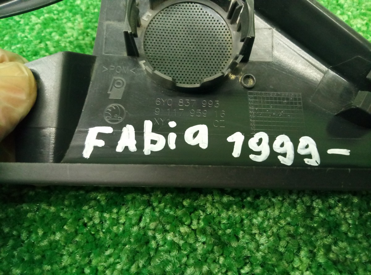 Уголок  внутренний Skoda Fabia 1999-2006 6Y0837993 на Skoda Fabia 