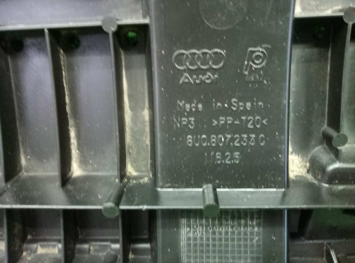 Пыльник бампера переднего нижний Audi Q3  2011-2014 8U0807233C на Audi Q3 