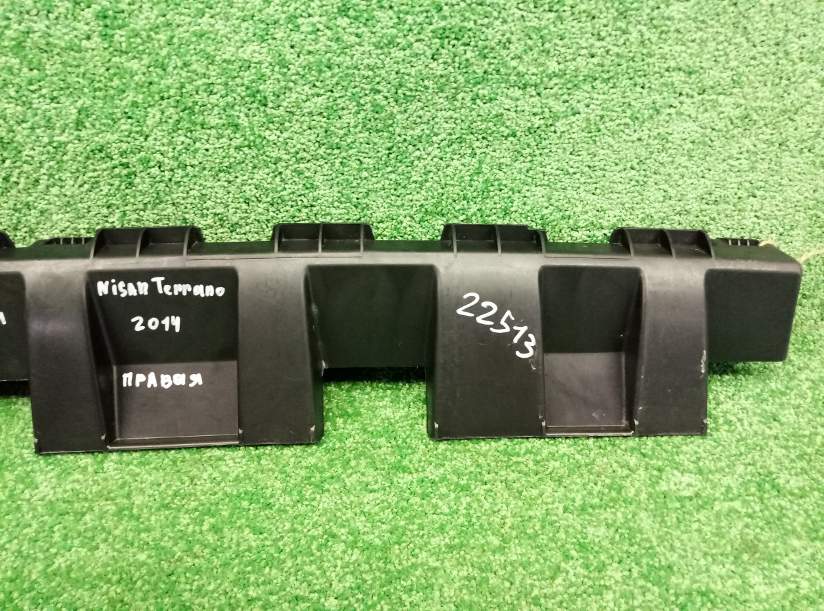 Кронштейн накладки на порог (наружней) правая Nissan Terrano 3 2014 7684000Q0E на Nissan Terrano 