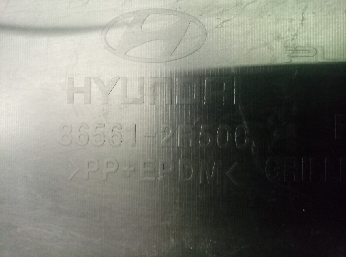 Решетка в бампер центральная Hyundai i30  2007-2010 865612R500 на Hyundai i30 