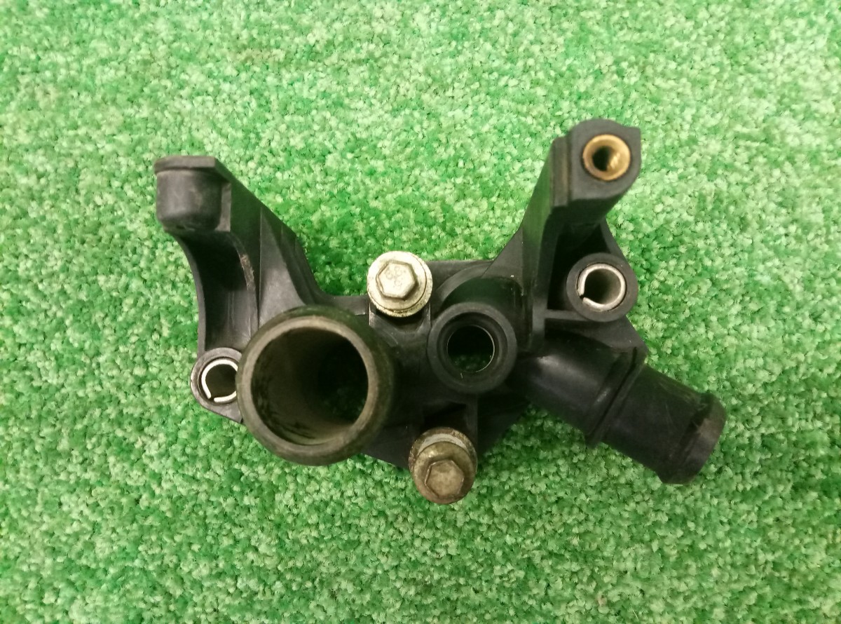 Фланец двигателя системы охлаждения на Ford Focus 2