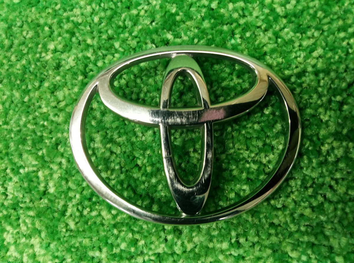 Эмблема на Toyota Corolla E140,E150
