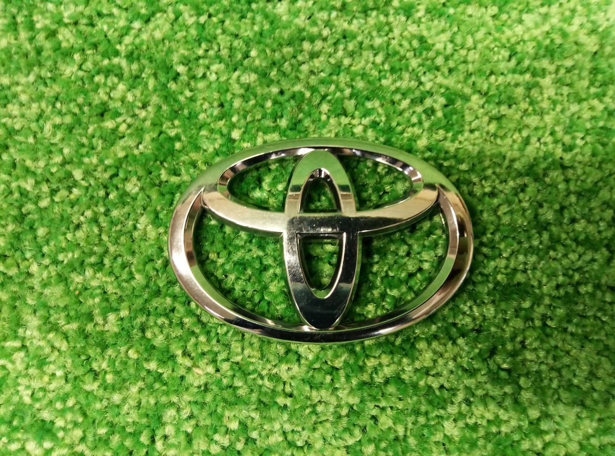 Эмблема на Toyota Camry V50