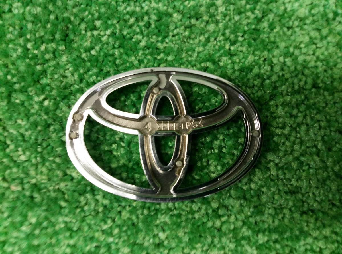 Эмблема Toyota  на Toyota Camry V50