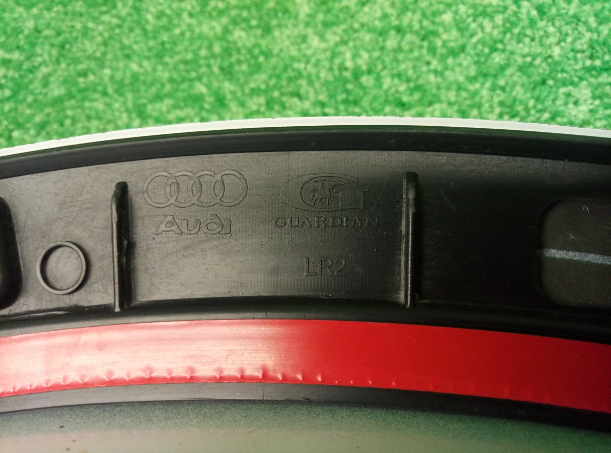 Накладка переднего крыла правого Audi Q3  2011-2014 8U853718B на Audi Q3 
