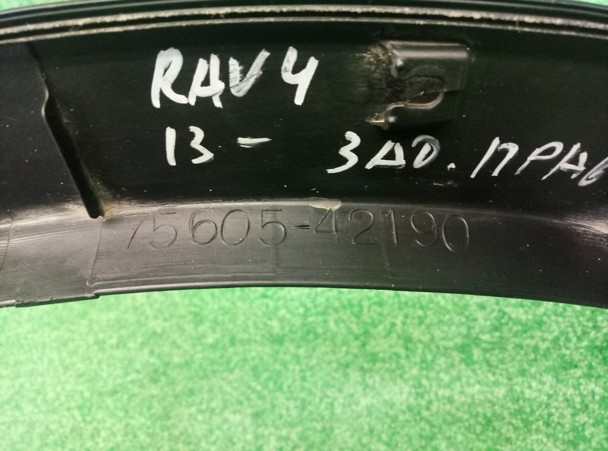 Накладка заднего крыла правого Toyota RAV 4  (CA40) 2012-2015 7560542190 на Toyota RAV 4  (CA40)