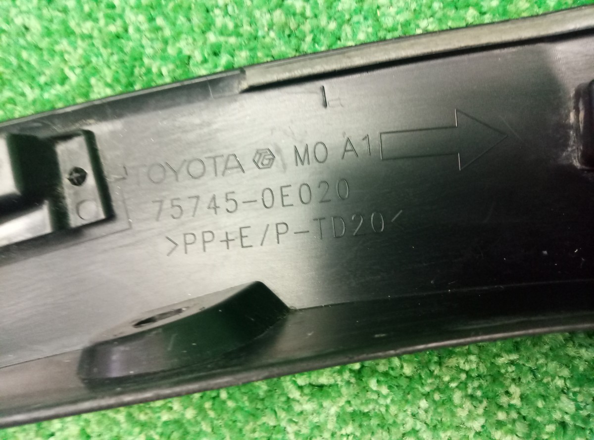 Накладка двери задней правой Toyota Highlander 3 (U50) 2013-н.в. 757450E020 на Toyota Highlander 3 (U50)