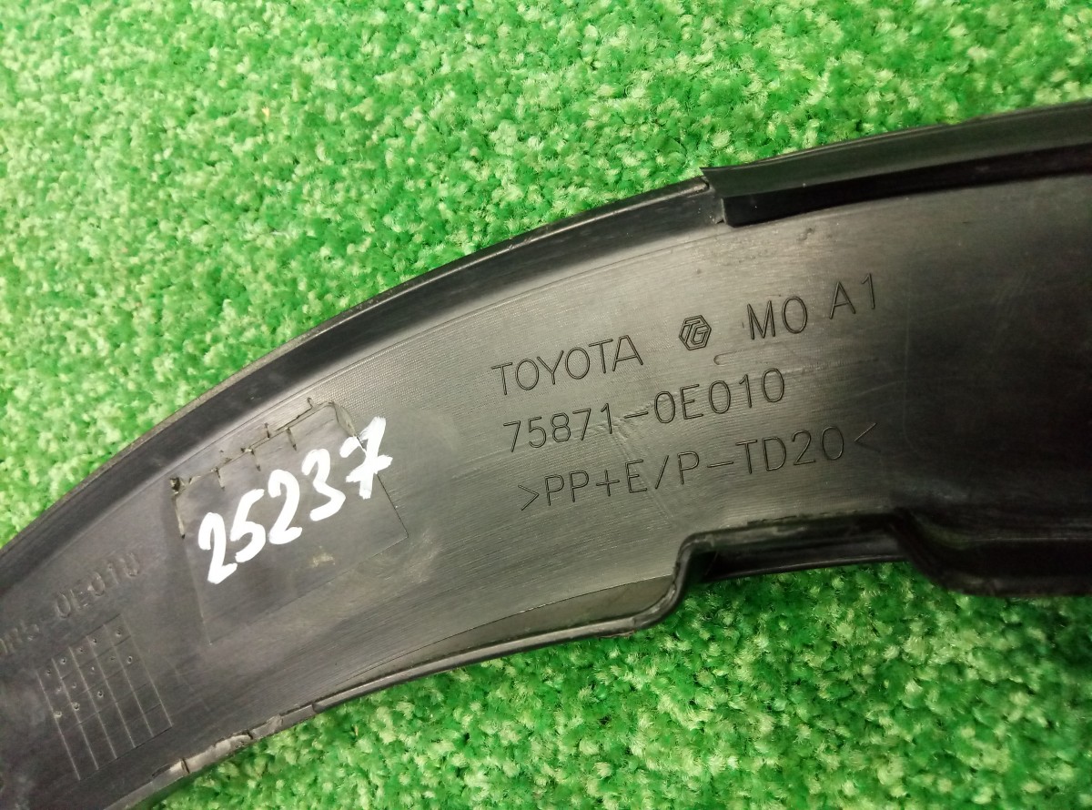 Накладка крыла переднего правого Toyota Highlander 3 758710E010 на Toyota Highlander 2 (U40)