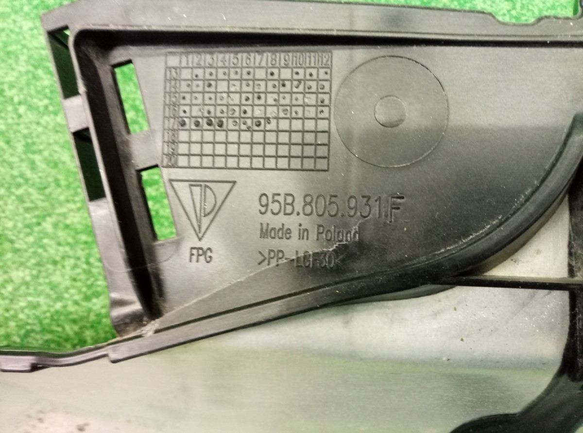 Панель рамки радиатора верхняя Porsche Macan (95B)  2014 95B805931F на Porsche Cayenne 958