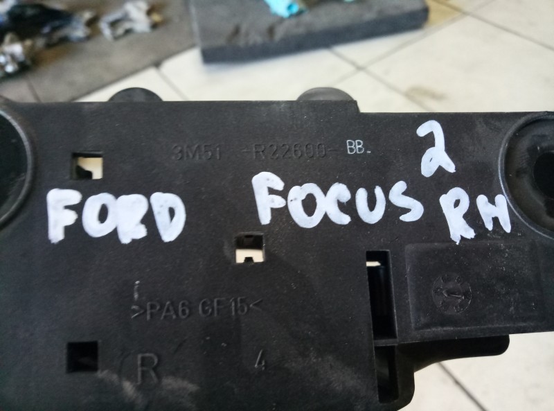 Ручка двери внутренняя правая на Ford Focus 2