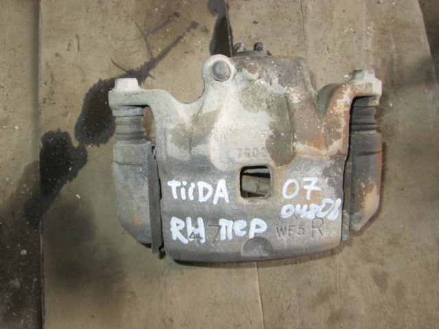 Суппорт передний правый Nissan Tiida C11 2004-2012 на Nissan Tiida C11