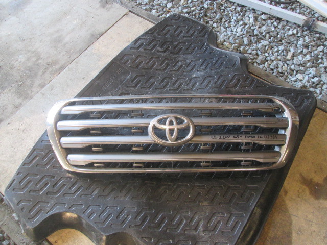 Решетка радиатора Toyota Land Cruiser 200 2007-2012 на Toyota Land Cruiser 200