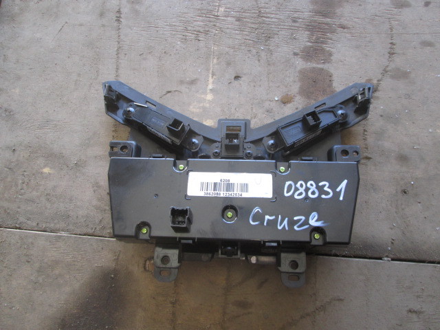 Блок управления климатической установкой Chevrolet Cruze 2009-2013 на Chevrolet Cruze