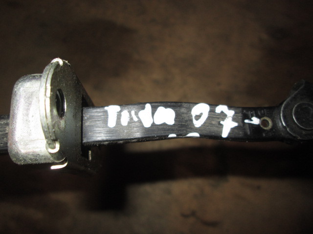 Ограничитель двери Nissan Tiida C11 2004-2012 на Nissan Tiida C11