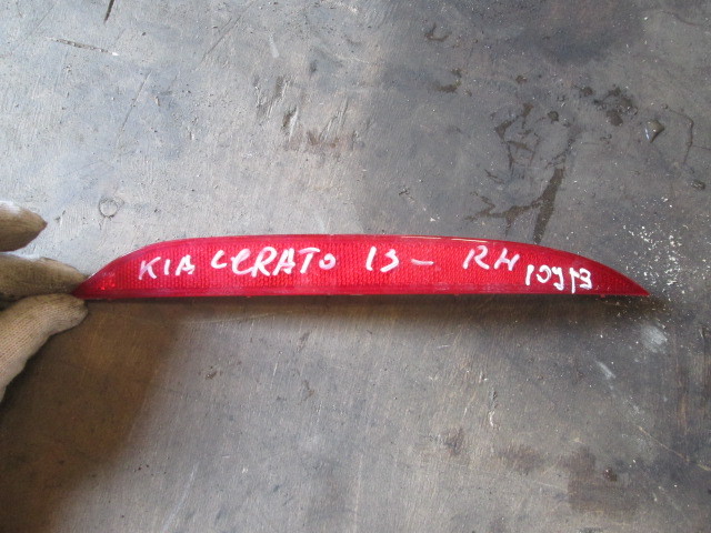 Отражатель в бампер правый Kia Cerato 3 (YD) 2013-н.в. на Kia Cerato 3 (YD)