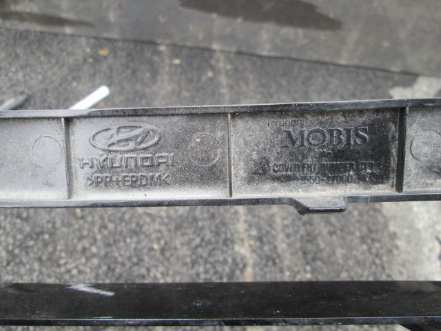 Решетка в бампер центральная Hyundai ix35  2010-2015 на Hyundai ix35 